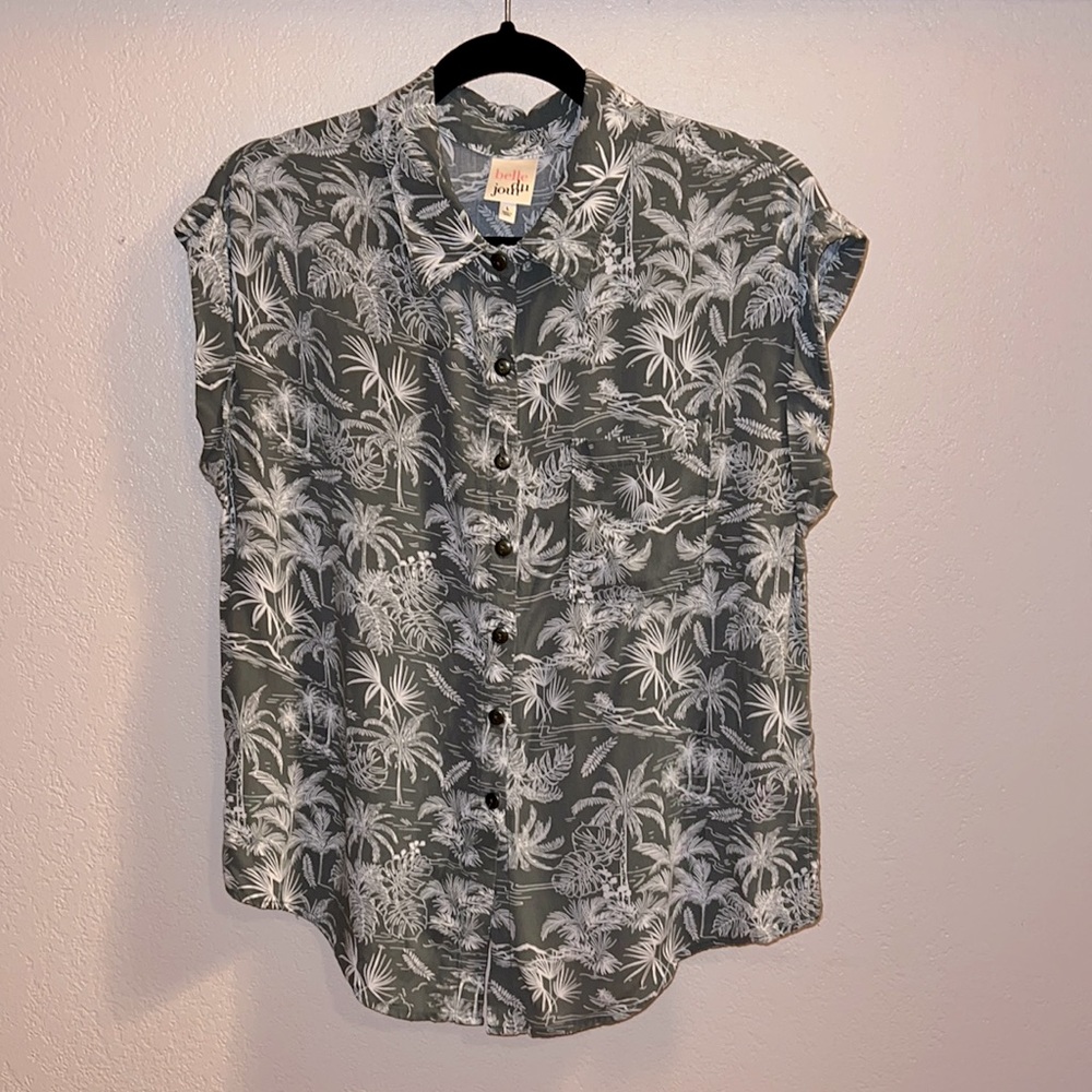 💥2/$15💥 belle du jour tropical print button-up blouse, size L